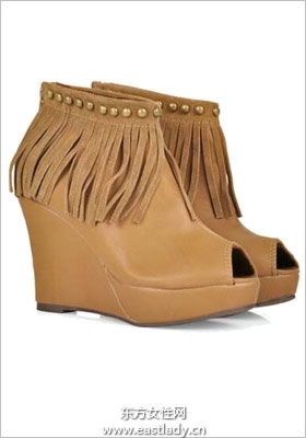 风格简约坡跟鞋时尚达人彰显魅力的饰品