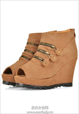 风格简约坡跟鞋时尚达人彰显魅力的饰品