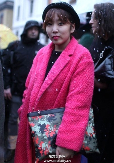 街拍欧美达人时髦包包提高回头率