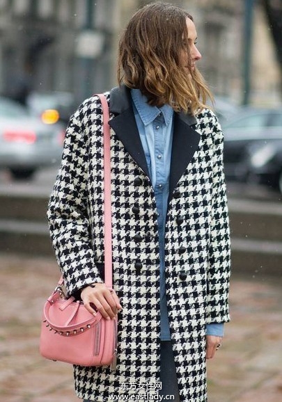 街拍欧美达人时髦包包提高回头率