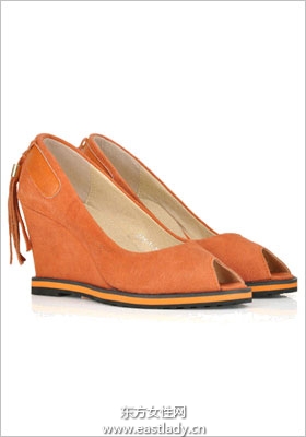 风格简约坡跟鞋时尚达人彰显魅力的饰品