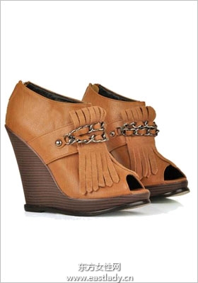 风格简约坡跟鞋时尚达人彰显魅力的饰品