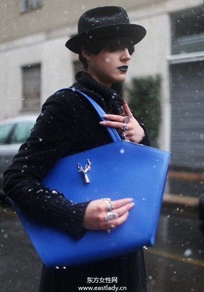 街拍欧美达人时髦包包提高回头率