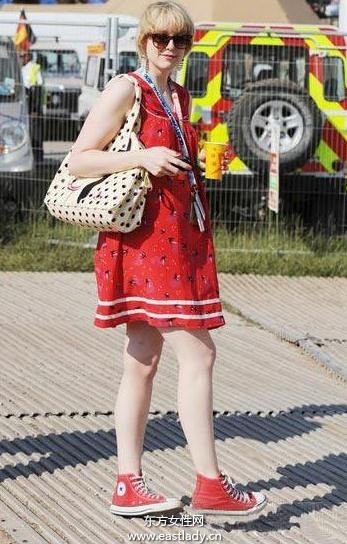 学明星穿时尚休闲帆布鞋