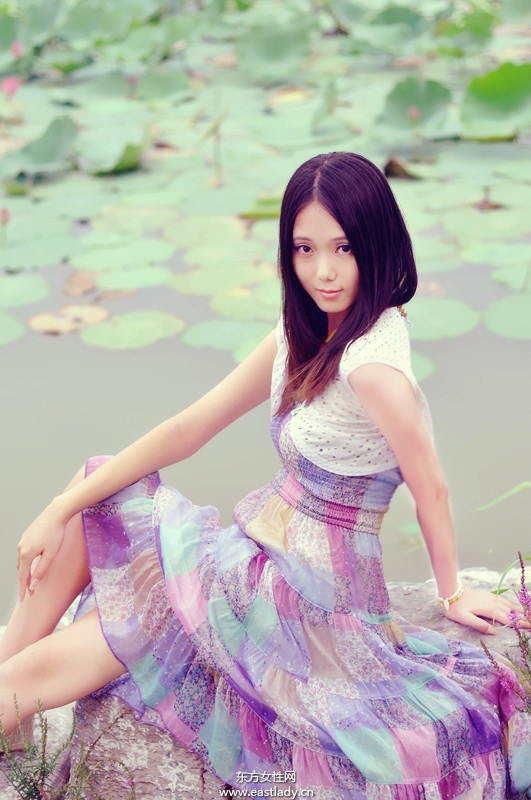 古典优雅俏女郎穿对碎花裙显清丽