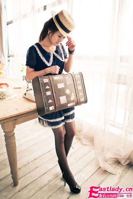 穿上漆皮圆头防水厚底松糕鞋 你就是女王