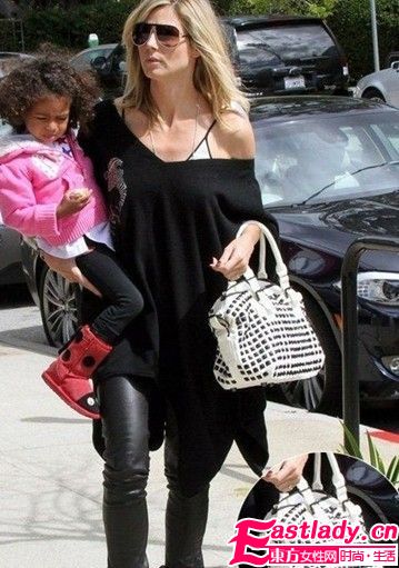 醒目饰品街拍更时髦 超模包包点亮造型