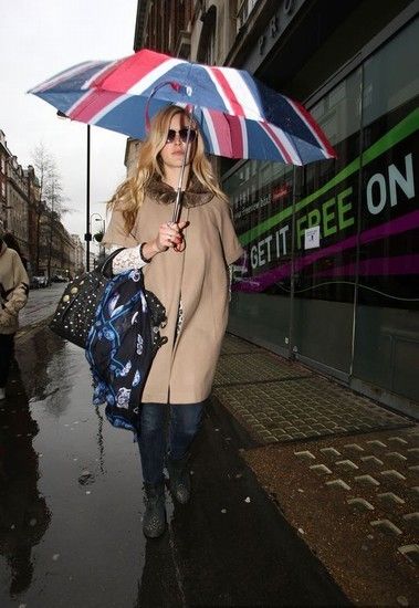 明星们用雨伞来扮酷坳造型