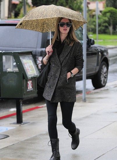 明星们用雨伞来扮酷坳造型