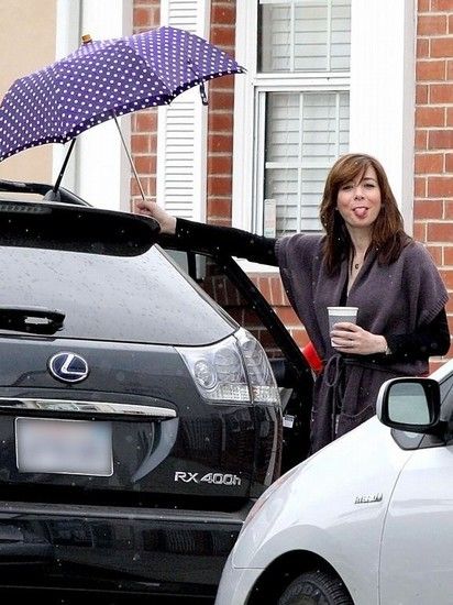 明星们用雨伞来扮酷坳造型