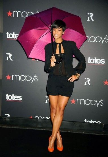 明星们用雨伞来扮酷坳造型