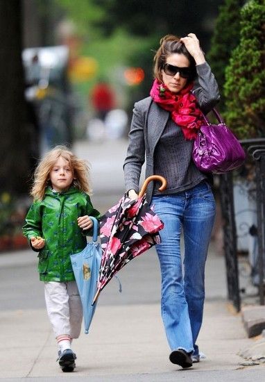 明星们用雨伞来扮酷坳造型