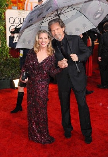 明星们用雨伞来扮酷坳造型