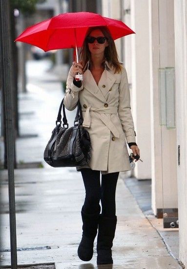 明星们用雨伞来扮酷坳造型