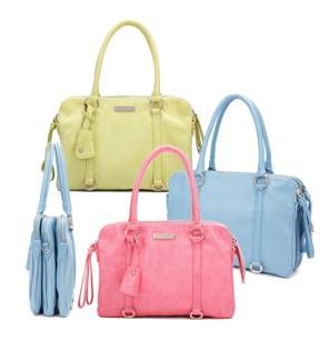 范冰冰多层印花包包 增添俏皮与随性