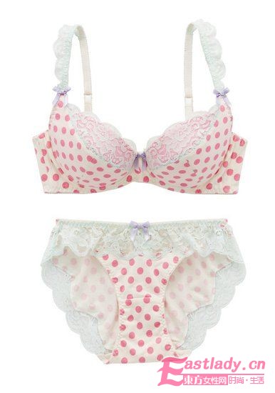 蜜桃派内衣凸显女孩们的甜美性感