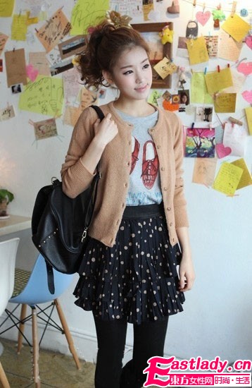 开衫毛衣玩混搭 两件齐穿很时尚