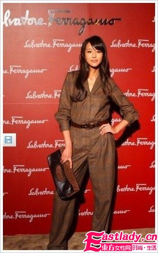 明星大爱格纹装 俏丽时尚告别冬季暗沉