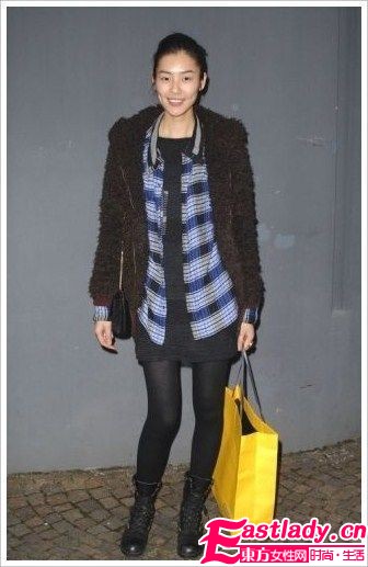 明星大爱格纹装 俏丽时尚告别冬季暗沉