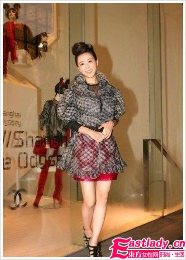 明星大爱格纹装 俏丽时尚告别冬季暗沉