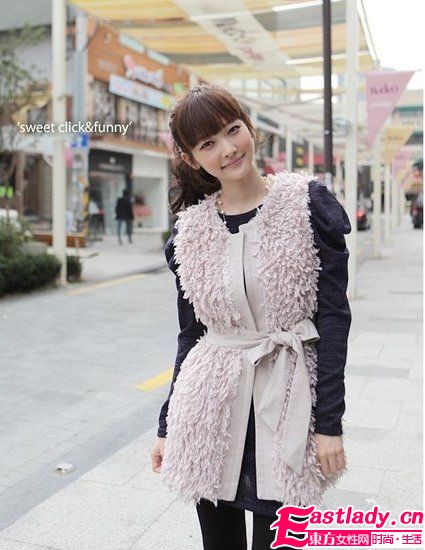 毛茸茸马甲 美女冬日温暖搭配法