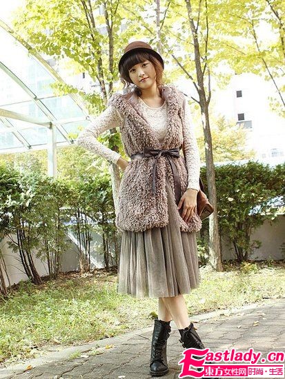 毛茸茸马甲 美女冬日温暖搭配法