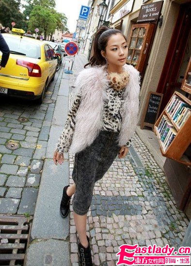 毛茸茸马甲 美女冬日温暖搭配法
