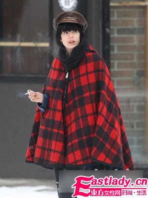 冬季各色斗篷外套 明星抢镜都爱它