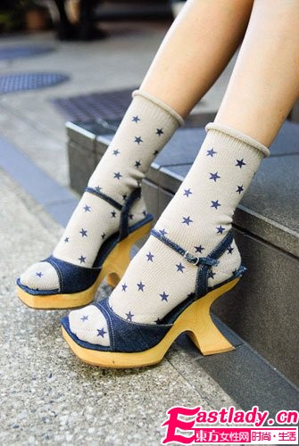 斑斓袜子 玩转多彩腿部时尚
