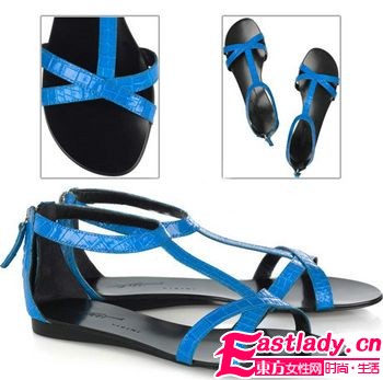 假日出游靓搭配 波西米亚凉鞋让你足下生辉