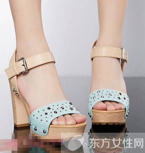 卓诗尼高跟凉鞋最新款 粗跟的走多久都不觉得累