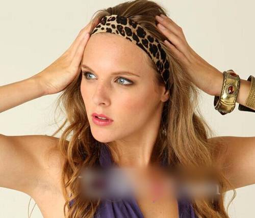 夏季方巾的搭配技巧 让你美得不要不要的