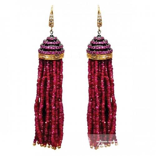 想 提气 那自然少不了一副亮眼的红色耳环