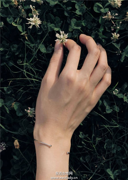 秋冬饰品就是要极简 今年潮人最流行的手环戴法