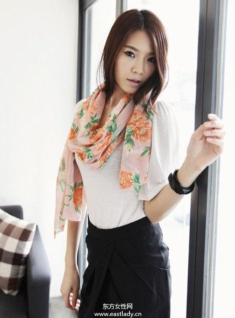春日的丝巾装点出时尚的元素和春天的气息