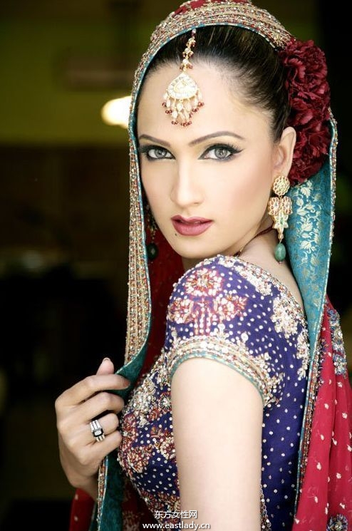 印度女性穿金戴银别有风味