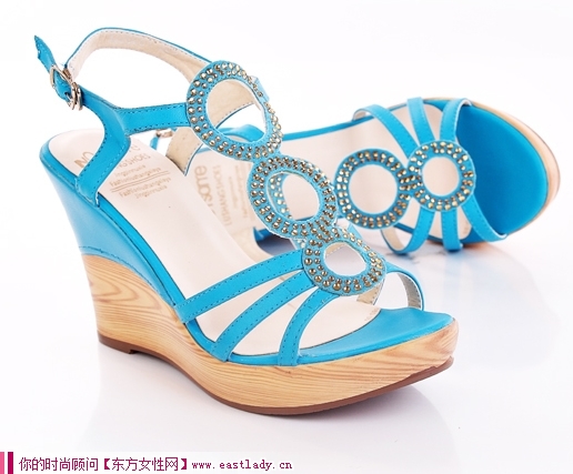 新款罗马防水台坡跟凉鞋 特有的防水台设计 令您多一重保护