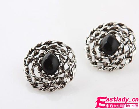 轻巧耳钉百变搭 优雅情调修饰脸型