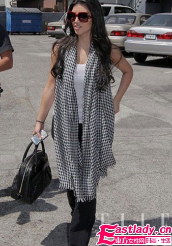 巧搭升品味 女星的初秋围巾妙计