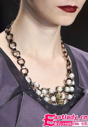 经典系珍珠优雅重返时装舞台