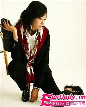OL巧搭艳丽丝巾扮俏皮