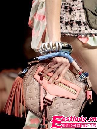 LV颠覆之作 夸张亮色大包受追捧