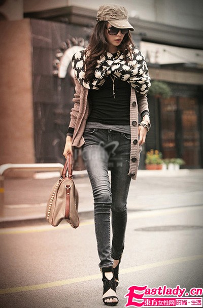 初秋轻盈丝巾 华丽美搭