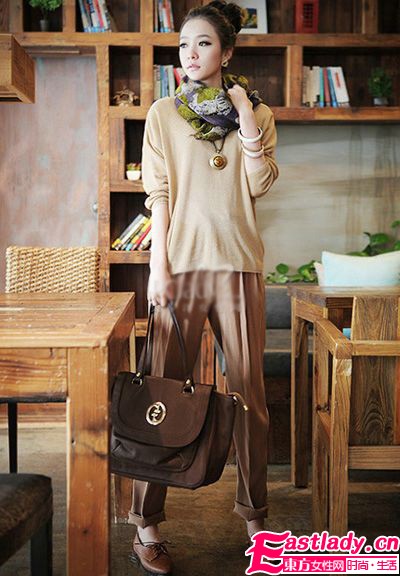 初秋轻盈丝巾 华丽美搭