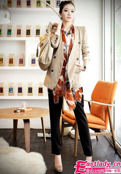 初秋轻盈丝巾 华丽美搭