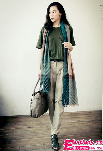 初秋轻盈丝巾 华丽美搭