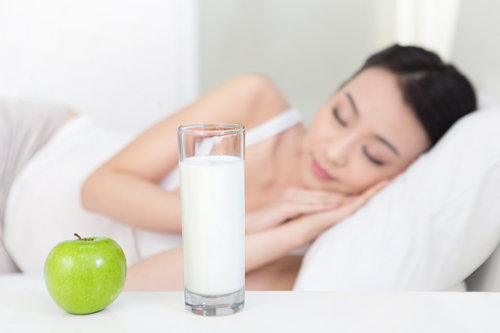 孕中期应保持何种正确睡姿 对宝宝有什么影响