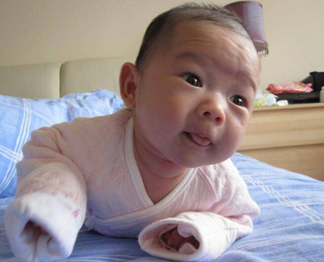 宝宝抬头早好吗 怎么科学的训练宝宝抬头