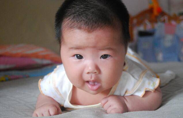 宝宝抬头早好吗 怎么科学的训练宝宝抬头