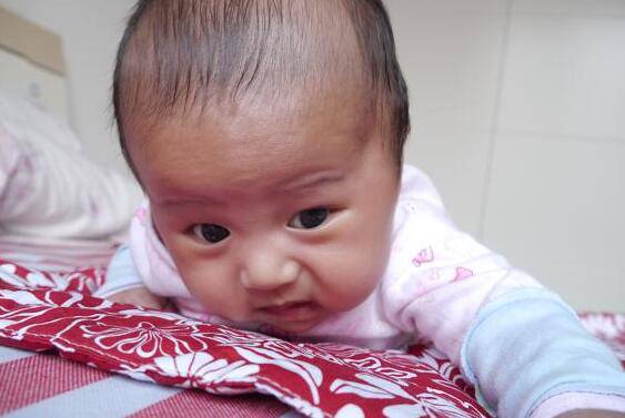 宝宝抬头早好吗 怎么科学的训练宝宝抬头